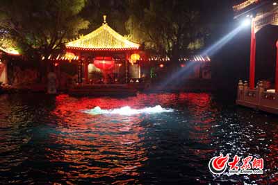 ҹɫ�е���ͻȪ