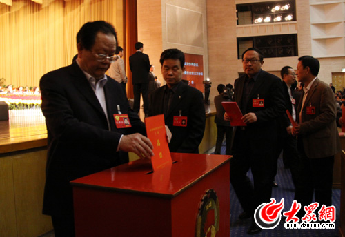 ���fί�TͶƱ