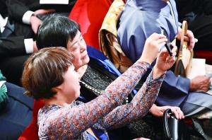 12��10����Ī�Եķ��˶����m���ϣ���Ů����ЦЦ���C���F�����ա� ���A��l