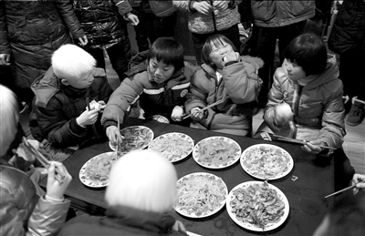 ���B(y��ng)�ĺ��ӱ������_���и���Ժ�󣬳���������������DƬ����ӛ��������z