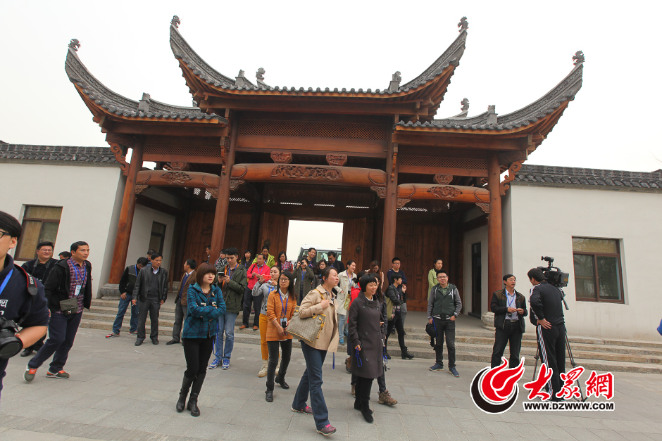 11��������õĻ��ɽ������ƓP�ĹŹ~���и��@�ζ�����L�F���M�@��·����R���ϣ����o���⣬�@��߀չʾ�����ƴ󎟵�����ˇ�g��Ʒ��Ѭ�գ��������B�������󱊾Wӛ�� ���L�� �z