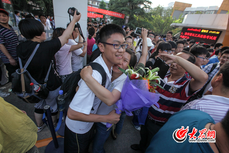 1��6��8������5�c��ɽ�����п��c���߿����һ����ԇ�Y���������Ȳ������؛_���������������L����Ӱ�������С������ÿ�g����e�߿���ӭ���µ��ഺʢ�硣�󱊾Wӛ�� ���L�� �z.jpg