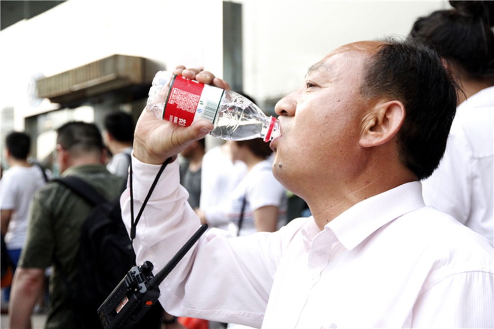 �����Ծ����{�Ȃ�Ѹ�ٔQ�_ˮƿ�����˹��˵�һ��M��----���zӰ ɽ�|���\ ��������.jpg