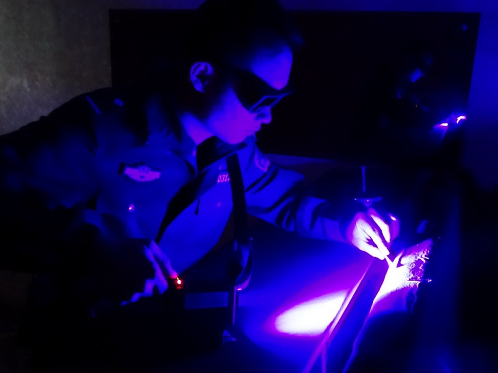 ���l�F�c��ȡ�����_�h�����ּ��g�ˆT��ĳ�v��F���M�ЬF������Ĺ�����Ƭ���z�h����ڰ��h�����{ɫ��鼤�����䵽���w������a���Ĺ�����ɫ��ߞ鼤������  �zӰ  ����ˮ �Ԓ��13070679063.JPG