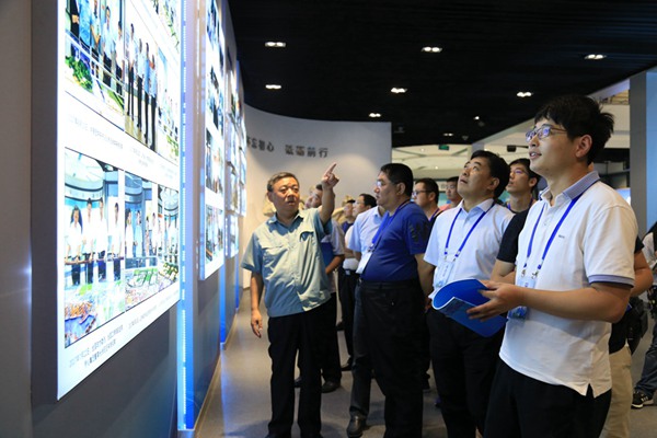 ���ոۼ��F���޹�˾�hί����ӛ��������ϯ��ï�ڞ���L�F��ӛ�߽�B���ոۣ��u�� �z��