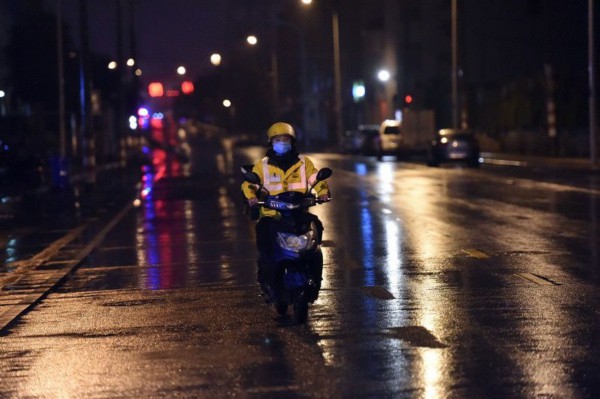 2��6�գ��Ϸ������uС����l(f��)�飬�����ڿՕ�Ľֵ��ϣ���һ�ݷ����u���_���M�ߡ����A��l(f��) ���� �z