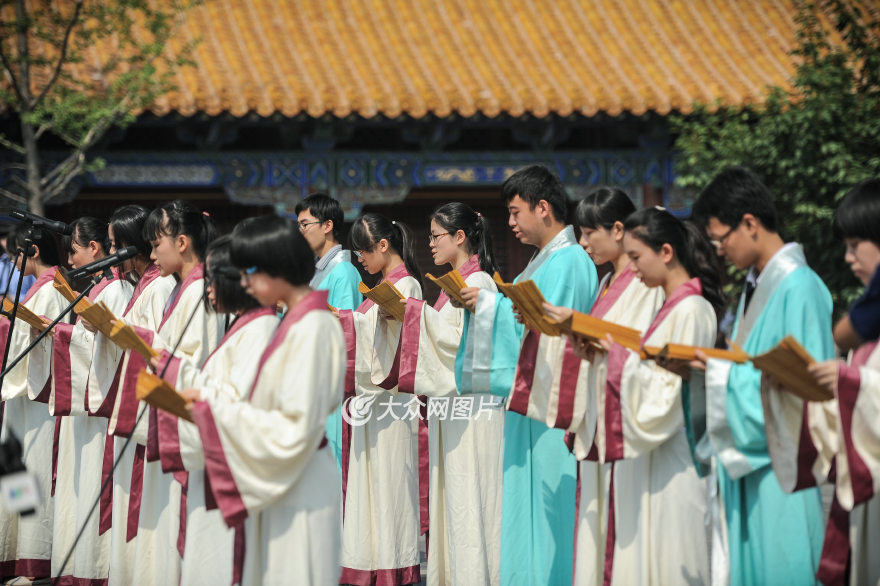 7��13�����磬ɽ�|ʡ����ЌW80�����ЌW���ڝ��ϸ��W�ďR������һ�����h���㡱��