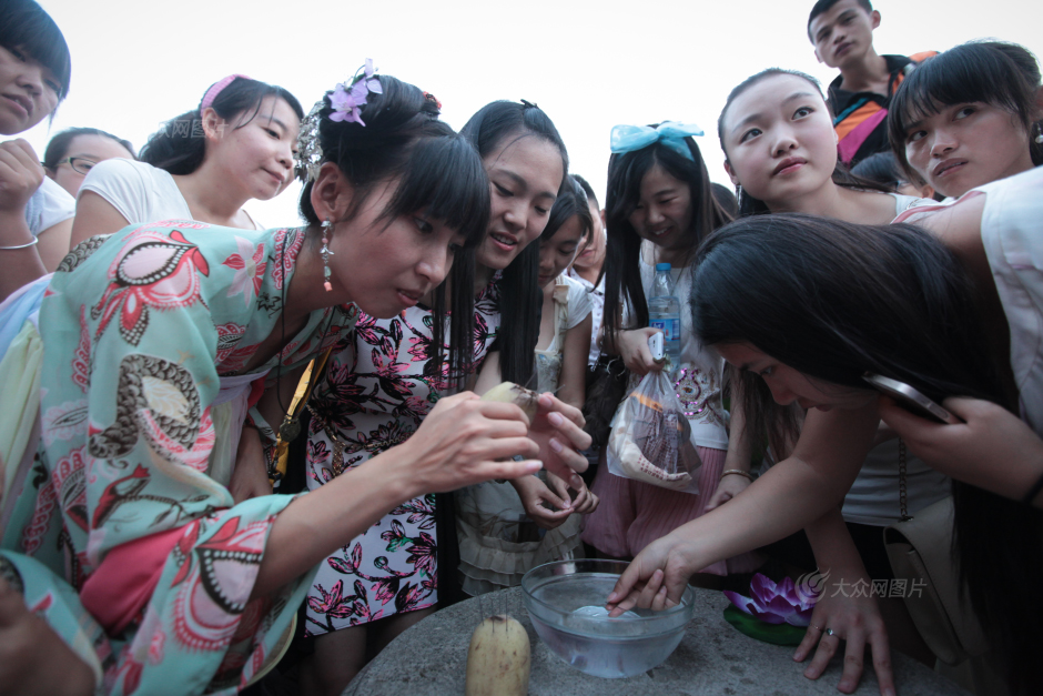 ���ԝ��ϵ�100�������h����������Ů�ۼ��ڽ���w��ʯȪ���w��ˡ�����������������ݿ�Ů���źɟ����ȸ��N��Ϧ���ɂ��y�����׌Ȫ�ǵ���Ϧ֮ҹ������һ�����������