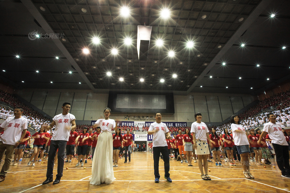 8��13�����磬�����Sͤ�w���^�˝M�黼��4500�����ЌW(xu��)���ڸ�(li��n)�����o��(d��o)�C��(g��u)�ώ��Ď��I(l��ng)�������˿��а桰С�O�������F(xi��n)����Մű���������^����(j��)�Ϻ����������˹�������@��(chu��ng)�����R����С�O�����˔�(sh��)���ļo(j��)䛡�