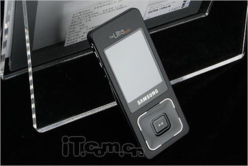 緊貼纖腰美臀夏日便攜輕薄時尚手機推薦(3)