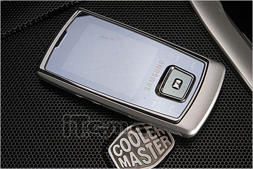 緊貼纖腰美臀夏日便攜輕薄時尚手機推薦(5)