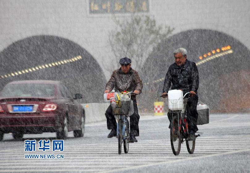 #�����B����2��ɽ�|����ӭ���붬�׈���ѩ