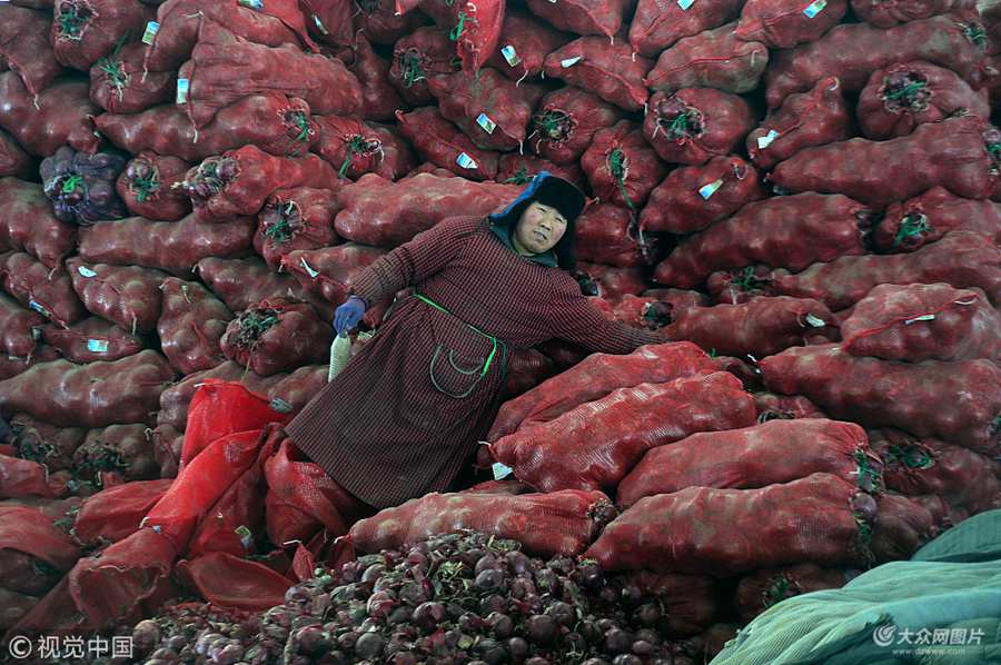 ���ϣ��ڝ��R·һ�Ҵ����߲����l�Ј�����һ�������Ⱥ�w����������50���q���ϵ��������ˣ���Ů�ڳ��ж��Ӿ͘I�󣬱㱻��Ů���l���r��ӵ������ﰲ��������������������M�������e�����̎���Ҵ򹤙C����