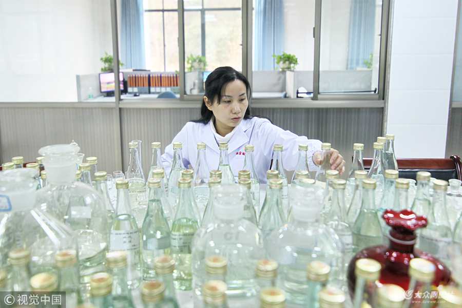 ���ľ���2013��������m÷����W�Tʿ���I�����w���ɞ�Ʒ�Ǝ�����ÿ��Ʒ�L��ʮ��N�׾ƣ���ÿһ�N�ƶ�ҪƷ�L�������Ρ������Ʒ�L�^���f�N�׾ƣ�Ʒ��Ʒ�����^�l�ڣ�����һ���׾�С��Ҫ���ϰٷN��򞡣