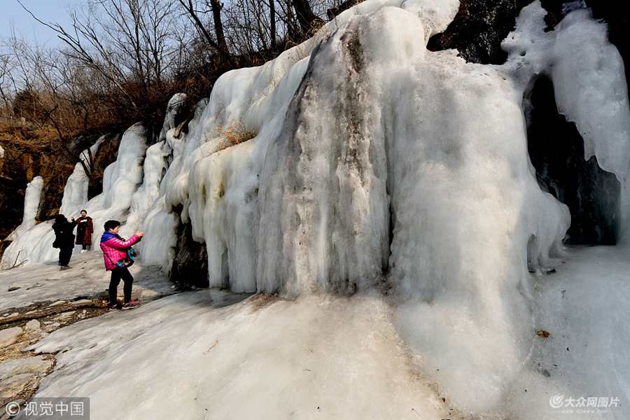 �ڱ����T�^�υ^(q��)��ƽ�(zh��n)ɽ���һ̎�L(zh��ng)70�ף��߼s8�׵�ɽȪˮ���Y(ji��)�γɵ���Ȼ����ε����^����������ǰ���^�p��