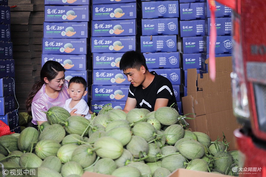 2018��5��26�գ�ɽ�|ʡ�ĳ���ݷ�h��90����޴�W(xu��)���I(y��)��ص��ϼ��r(n��ng)�塣���^��W(xu��)�������þW(w��ng)�j(lu��)ֱ������̡���ý�w�ȷ�ʽ�ƏV�W(w��ng)�y�ϵ�Ʒ�ƣ��M(j��n)���N�ۣ�һ�����u��ǧ�f��