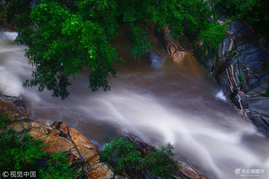 2018��8��19�գ�ɽ�|̩�����B�Ձ��Ľ��꣬ʹ��̩ɽ��̶�w�١���ɽ��ˮ��̩ɽˮ���٬F�����е�̩ɽ��ʯ�{ˮ���ļ�����̶�w��ֱ�����£��ݺƴ󣬚�ݻֺ꣬�����������οͺ�����ð��ǰ���p����