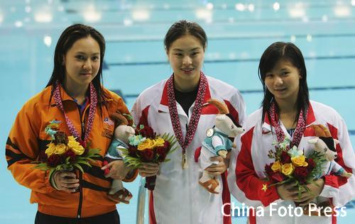 ���ʮ�����˕��ÜI�ۄ��˸�����Ů��ѩ����(�D)