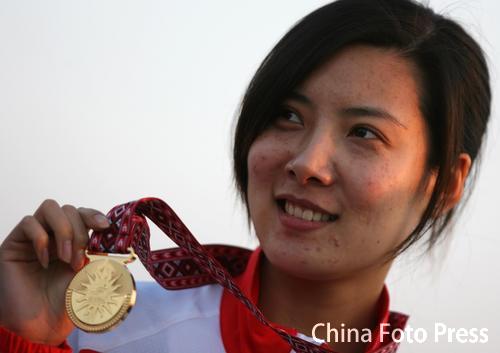 ���ʮ�����˕��ÜI�ۄ��˸�����Ů��ѩ����(�D)