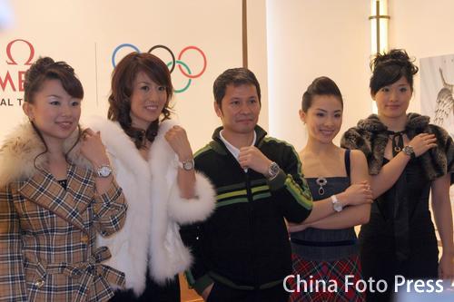 羅雪娟滬上艷麗亮相 毛皮裝點蛙后時尚理念(圖)