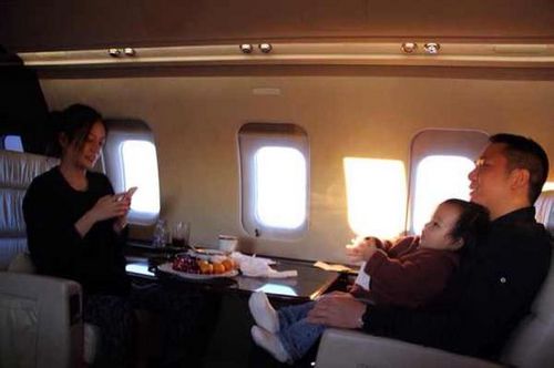 ���գ��оW���ع���һ���wޱ�c�Ϲ�����Ů��С���³��ε���Ƭ����Ƭ���wޱһ��������һ���w�C�У��������wޱ�ҵ�˽���w�C���S��������Ů��С���£�������ܰ��