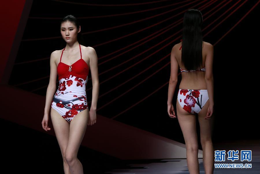 3��28�գ�ģ���ڱ����e�еġ�2015��ɳӾ�b����څ�ݰl(f��)��������չʾ�¿�Ӿ�b�O(sh��)Ӌ�� ���A��ӛ�� ������ �z