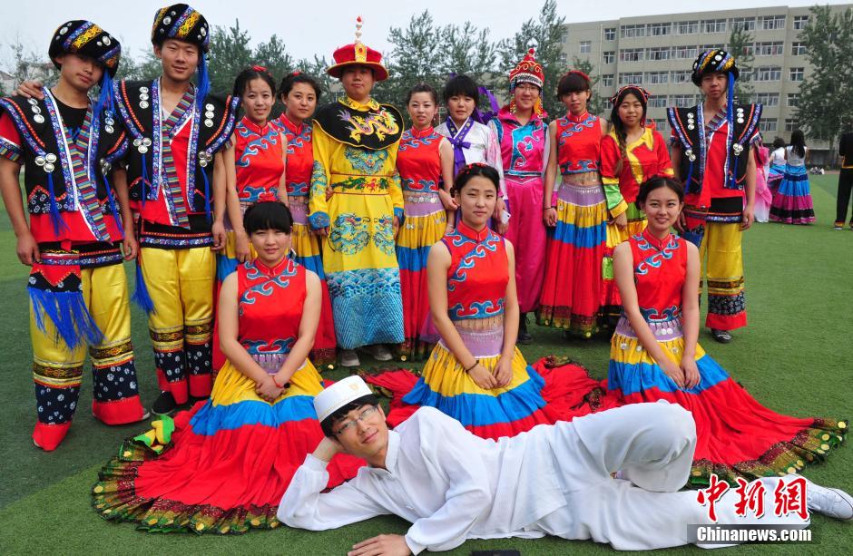 5��8�����磬�ںӱ�������W��������WԺ���ɹ��塢���塢���塢���塢�M���14���ٔ�����İ������W��������������ɫ���b���������������ɫ�Ʒ��չʾ�������е��L�ɡ�