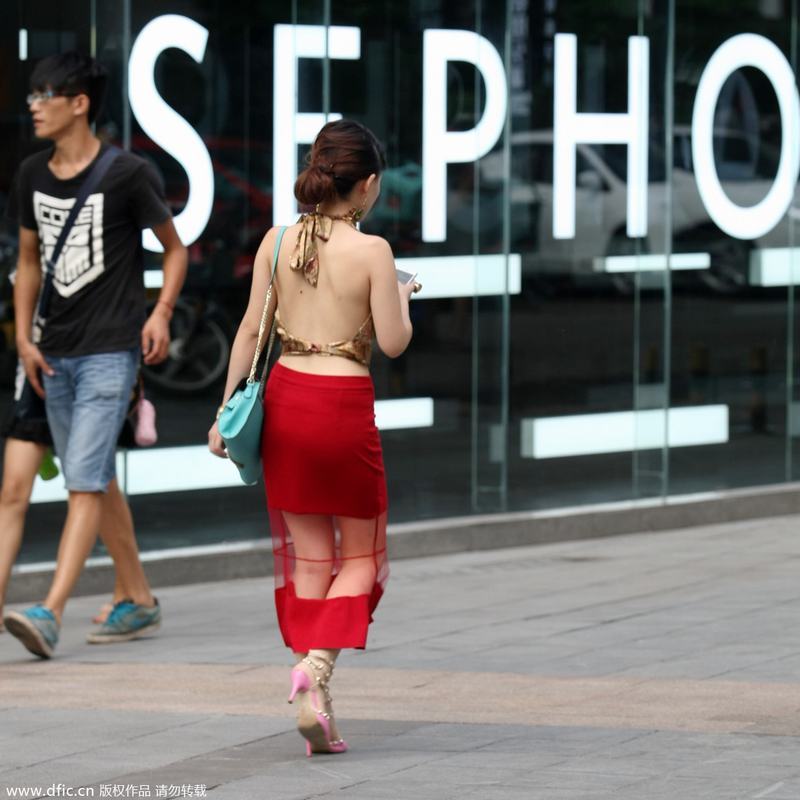 2014��8��2�գ��ؑc����Ů��������b������ɽ�ǽ��^�������������P(gu��n)ע��ĳ��Ů�ϰ����������Ƕ������°���t��͸ҕ�Lȹ���_���T�Ь���ܵ����ϱ��ࡰעĿ�Y����