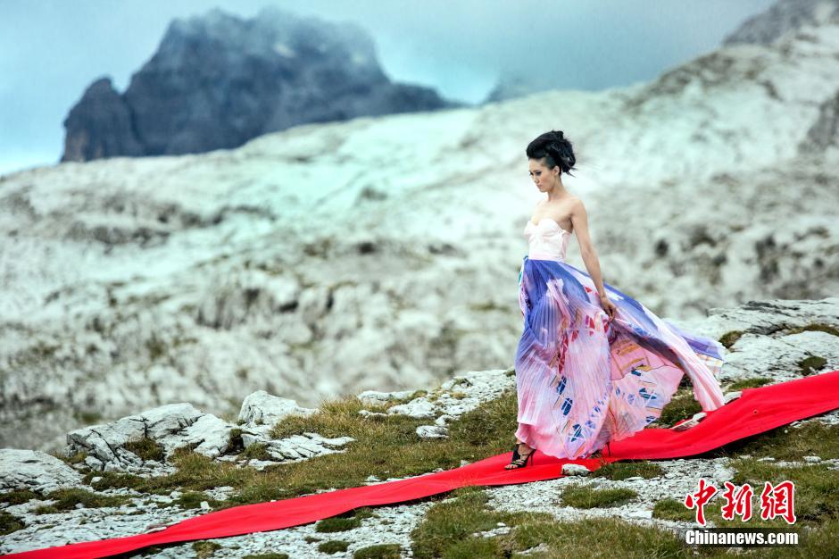 �V���l(w��i)ҕ����ģ֮·�_��ģ�ؠ�(zh��ng)��ِ������������������⾰����(d��ng)��ֱ���C(j��)����ģ�ؿս�������˹ɽ����Ҫ�������_̤12���׸ߵĸ߸�Ь������(zh��n)����2680�ב���߅��O(sh��)50���L(zh��ng)�t̺�������΄�(w��)��