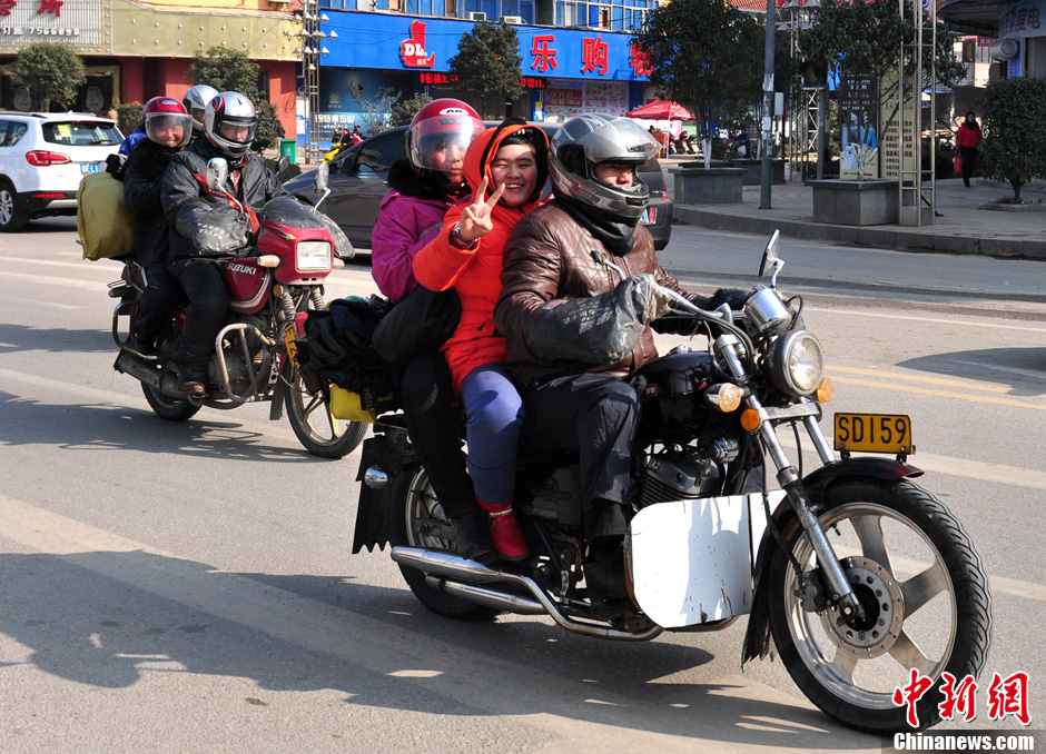 1��19�գ����l(xi��ng)�r(n��ng)���TĦ��܇����ڽ���ʡ���d��·�Ρ�2014�괺�\�ԁ�������ʡ���d�й�·��ÿ����1000���v���Σ��r(n��ng)�񹤵�Ħ��܇;��(j��ng)�@�ﷵ�l(xi��ng)����(j��)�˽⣬���d���r(n��ng)�񹤏Ľ�����TĦ��܇�����M�|���ıؽ�(j��ng)֮·�����ػ� �z