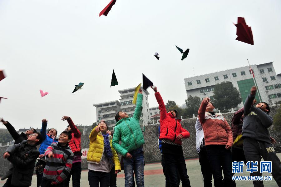 2��16��������ʡ���w�h��С�W(xu��)�_�W(xu��)�ĵ�һ�������w�h����ЌW(xu��)�W(xu��)�����Լ��W(xu��)�ڵ�ף����ϣ�����������ɫ�ļ��w�C�����S����������A��l(f��)�����x�� �z��