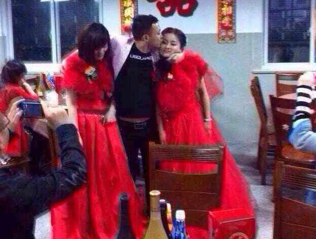 ������ɽ����P�^���Ђ��е�Ȣ�˃ɂ����š���Ƭ�ϵġ����ɡ��ǂ�80����ʷ�����@��ʷĳ�c�ɂ�������е��κ�һ�˶��]�е�ӛ�Y�顣