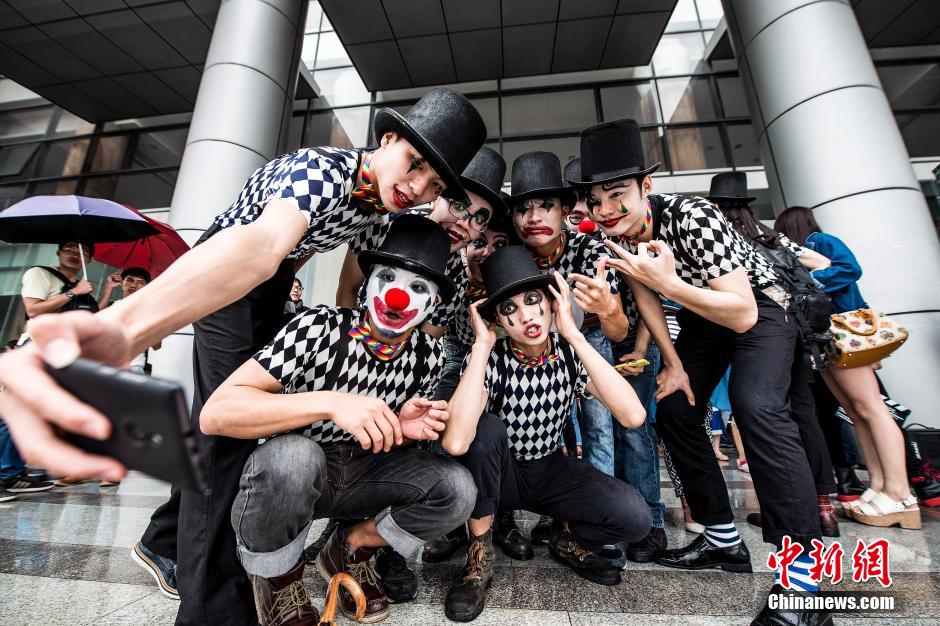 5��5�գ��V�ݴ�W(xu��)�ǃ�(n��i)ӭ����һ���؄e�Į��I(y��)���գ����I(y��)������С����ڌW(xu��)У��(n��i)��Ӱ���������ķ�ʽ��eУ�@��������l(f��) ����� �z