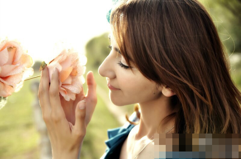 ��7��7�գ����Ї����W�ϳ��F��һλ�½�����ǰ��Ů�ؾ�����Ƭ������Ƭ�ϵ��@λ�����������üĿ������Ƥ�w�����һ����ɫ�ؾ��𶷷�Ӣ���Sˬ�ֲ���Ů�Ӌ�����