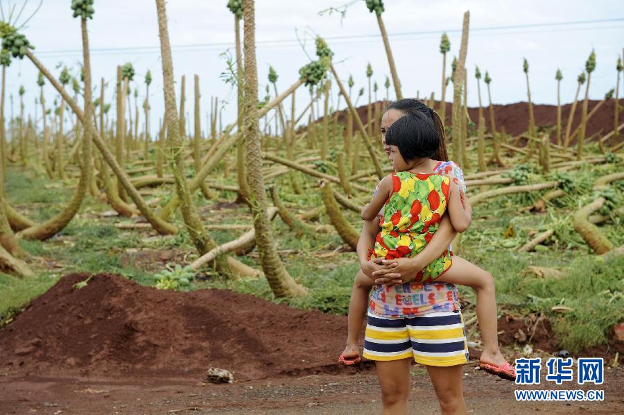 7��19�գ��ڏV�|տ�����h����������壬һλ����������վ�ڱ��_�L�p���Ĵ�Ƭľ����ǰ��