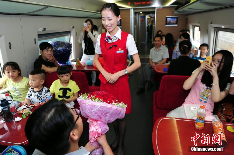 8��1�գ��Ї����y(t��ng)����Ϧ�����˹�(ji��)ǰϦ������h�_���V���ϵ�G77��܇�ϣ������˸��˵����һĻ��