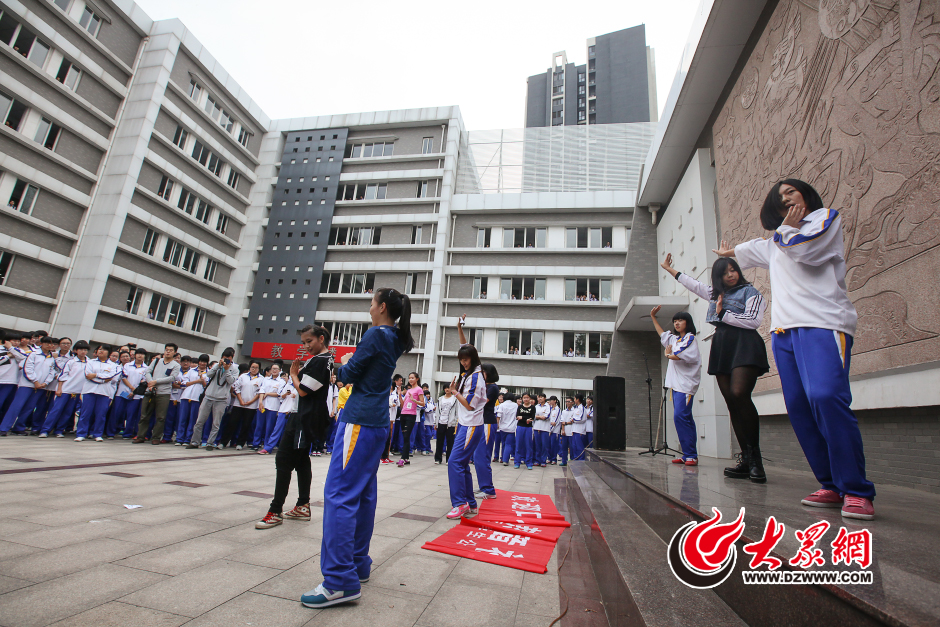 1��29�����磬ӛ�����Mɽ�����У�У�@�V���ϸ���F�{�»�������ݱ�����_���Ļ����F֮�g���������ˡ����������У������W�܌W�Â����롣�󱊾W(w��ng)ӛ�� ���L�� �z.jpg