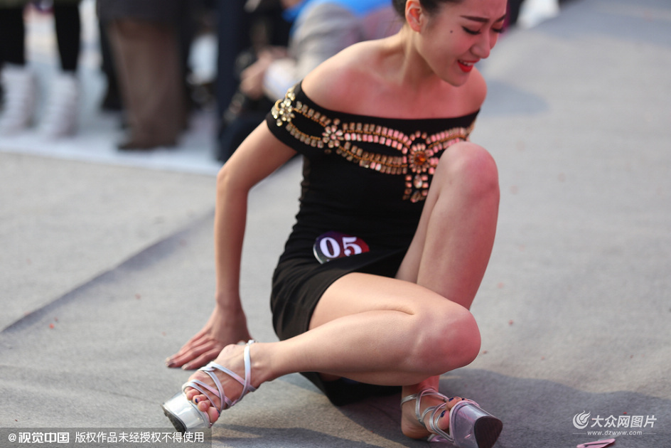 2015��12��20�գ���(j��)��ĳ��ѩ��(ch��ng)�e�б�ѩ���˴�ِ����ِ�֞��ˇ�����ۡ����b���Ȼ���չʾ��10λ��Ů�����ó���(j��ng)��^��������չʾ��