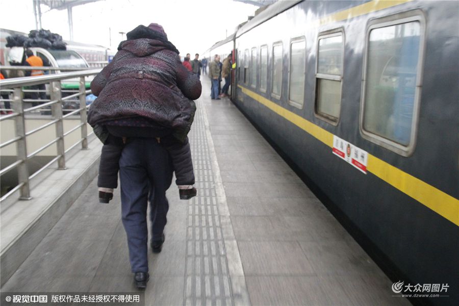 2��1����Ϣ�����ո�ꖡ��Ύ����ϼ����Sɽ������l�ˣ���郺���ڸ���ϰ࣬ȥ��6�·ݣ����㎧��82�q��ĸ�H�͐��ˁ�������տ��όW�ČO�ӡ������R�����Ύ�������ĸ�H̤�ϻؼҵ�·��