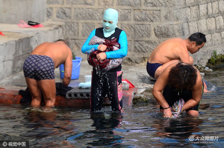 03��17�գ�ɽ�|ʡ�����У��S������Dů�����ϳǅ^��tȪ��Ӿ����������������Ӿ�ͳ���ůꖜ�����M����ĭ��������Ȫˮ��ϴ����Ӿ�����控Ę����Ĵ󋌄t����������Ȫ����ˢϴ��