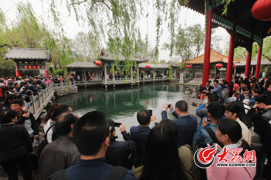 4��2�գ�����С�L(zh��ng)�ٵĵ�һ�죬���u(y��)�顰���µ�һȪ���ĝ�(j��)����ͻȪ���^(q��)�D�M���^Ȫ���ο͡���(d��ng)�գ���(j��)����ͻȪ����ˮλ����27.48�ף���һ�νӽ�ͣ�����侀�����@���](m��i)��Ӱ푁�(l��i)��(j��)�ο͵ğ��顣�󱊾W(w��ng)ӛ�� ���L(zh��ng)�� �z