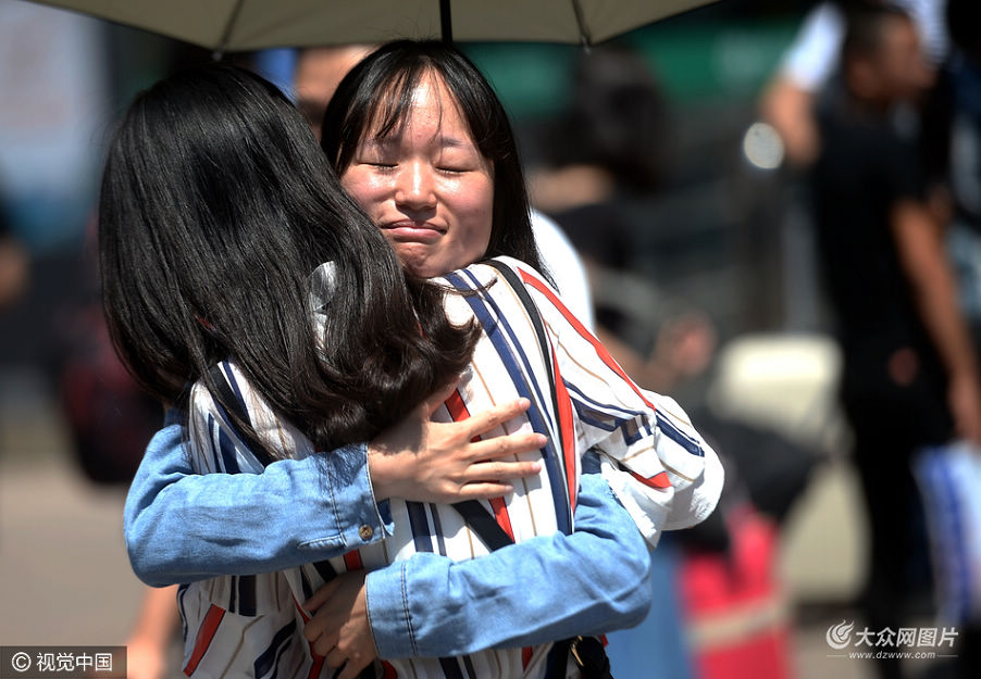 6��25�գ�ɽ�|ʡ�����У�6�µ׸���Уӭ�����I(y��)�x�e����һ����W���x�_У�@���ڝ��ϻ�܇վ�����������N�y���y�ֵĮ��档