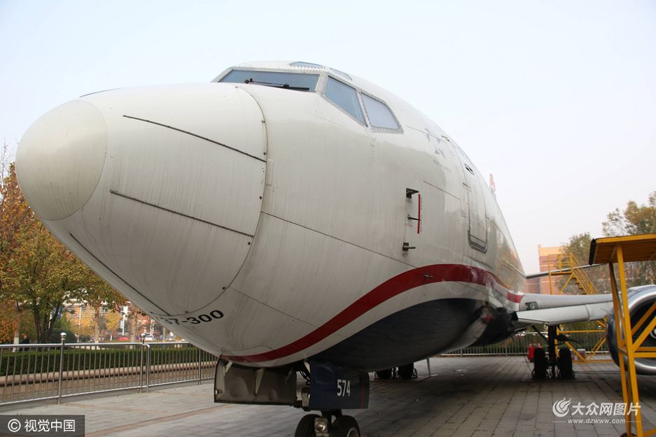 2016��11��12�գ�ɽ�|�I�ݣ�һ����Уͣ���ڽ̌W��ǰ�Ĳ���737-300�w�C��