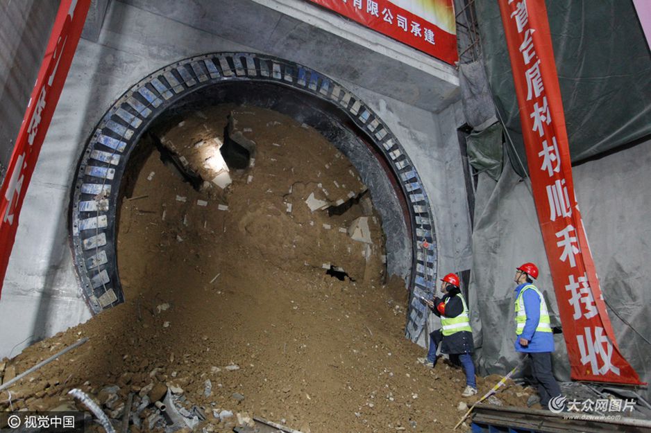 2017��2��22����9�r16�֣�ɽ�|ʡ������܉����ͨR1�������fվʩ���F�����v�r7�����£�1302�׵ĵ��´��У��ܘ��C���_��һ̖������������������������f�ܘ��^�g�Ҿ����؞ͨ��