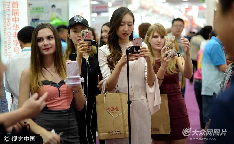 9��1�գ���(j��)�ϣ���˴����չ�����e�k���׌á����A����̖��ɽ�|�����[��������λ����ģ��׃���W(w��ng)�t���ֳ����ėU���֙C��ͨ�^ҕ�lֱ���ķ�ʽ����Եġ��۽z����Bÿһ��չλ����ɫչƷ��