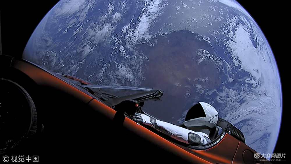 2018��2��8��Ӎ��SpaceX����ҕ�l�؈D�@ʾ���ǂb��(Starman)������˹����܇(ch��)����(d��ng)?sh��)ؕr(sh��)�g2��6������(gu��)̫��̽�����g(sh��)��˾��SpaceX�������\(y��n)�d����������ͫC��ʷ�o(w��)ǰ����?c��i)y��һ�v��˹����܇(ch��)�ɹ��l(f��)��������