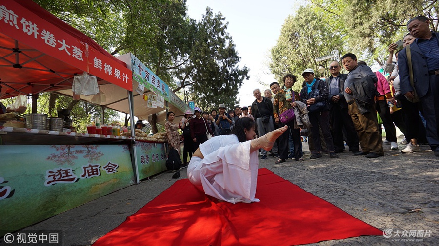 4��18�գ�����������ǧ��ɽ�R��,90��Ů��ţ�t�X��������u�������u�ļ�����[��Ԫһ�ݣ����׌�οͰ�Ŀ��Ͷ�����Լ��ҵļ�����أ�ϲ�g���g��ţ�t�X�ڔ�λǰ���̺�����Ա���������һ�r���M���ο͡�