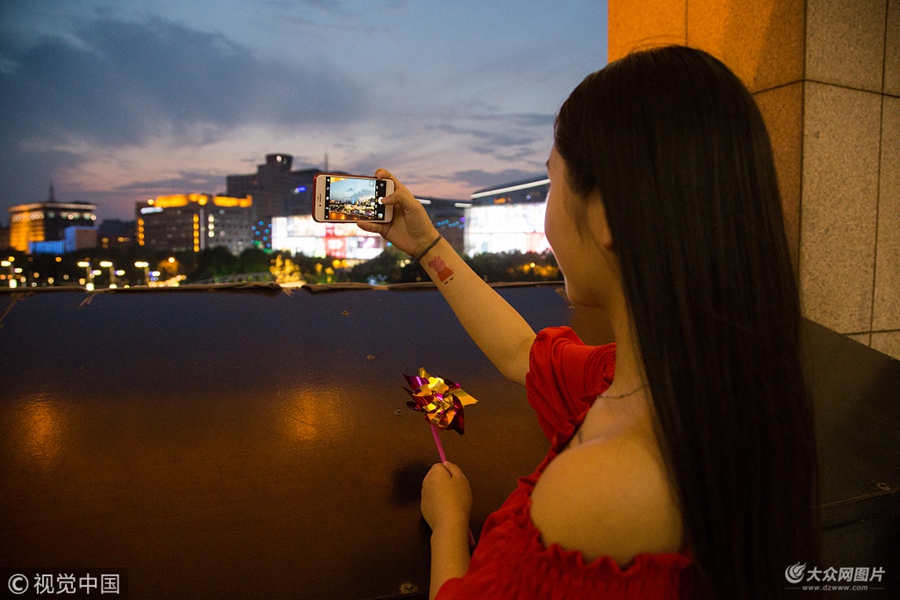 2018��6��24�հ�������(j��)�ϳ��F(xi��n)Ψ���Ļ������⣬̫ꖏ��ƌ���ɢ����â���������ˡ�ҹĻ���R�������������ѵ���Ȫ�ǏV���|��(c��)�^���L�ȣ������ͳ��֙C(j��)���գ����p�@��������ϼ��