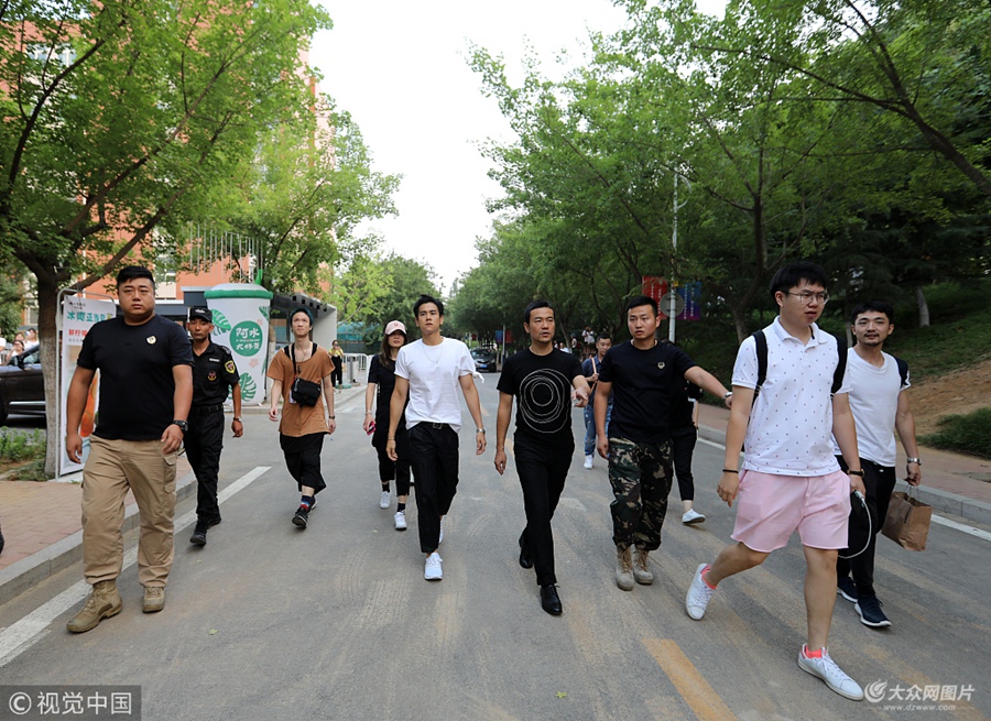 7��6�գ����ϣ������̡��η��ս�ɽ�|Ӣ�ŌWԺ����ǧ�˾ۼ��ڲو���ꇡ���Ƭȫ��·������ɽ�|Ӣ�ŌWԺ�������̡��η��͌W�ӃA�黥�ӣ����ˡ�һ��һ�ס����Ϳ��ʮ�㣬��У�@�����߿��ƺڎʹ��У��������ӰƬ����