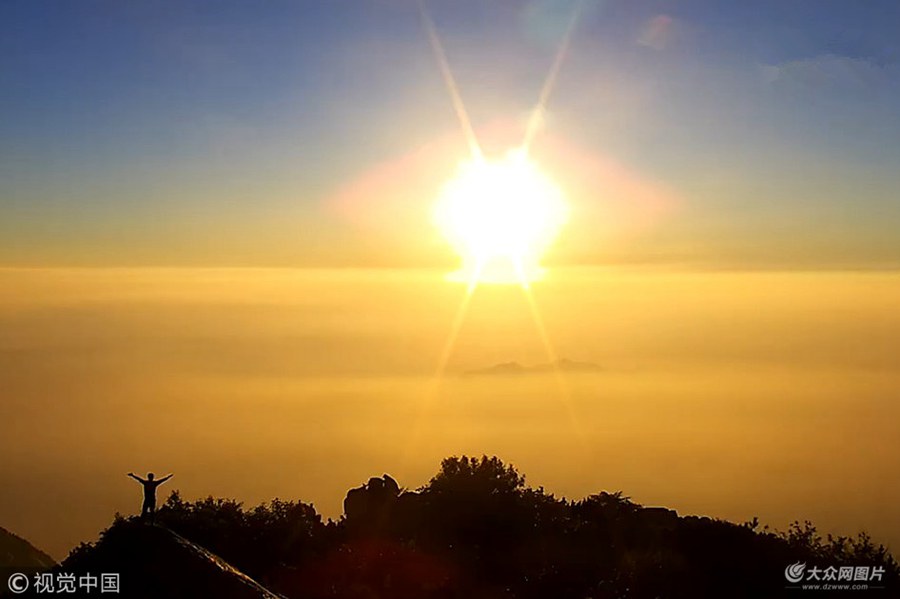 2018��7��22����ɽ�|̩�������������Ӱ푣���̩ɽ���ο�ǡ��̩ɽ�ճ����ƺ�������